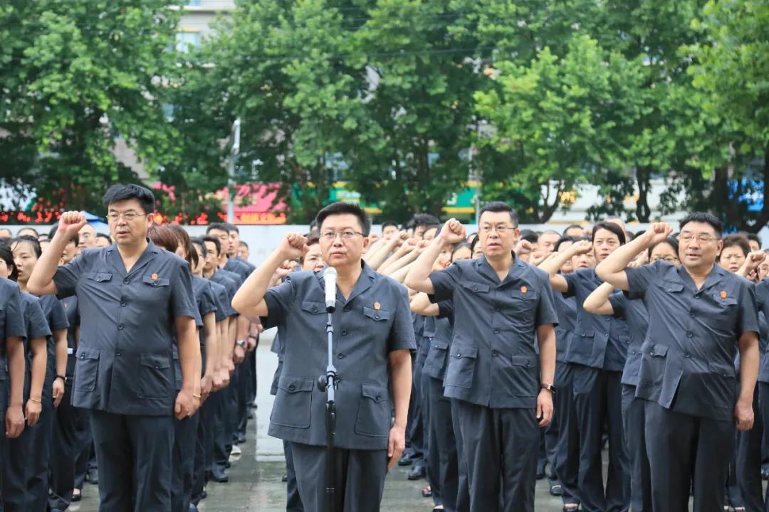 大型警车找轮胎